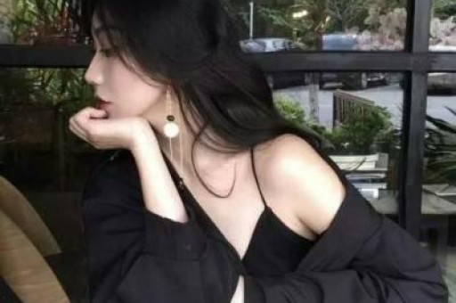 抖音千万粉丝网红主播何秋是亊首登时尚杂志《红秀
